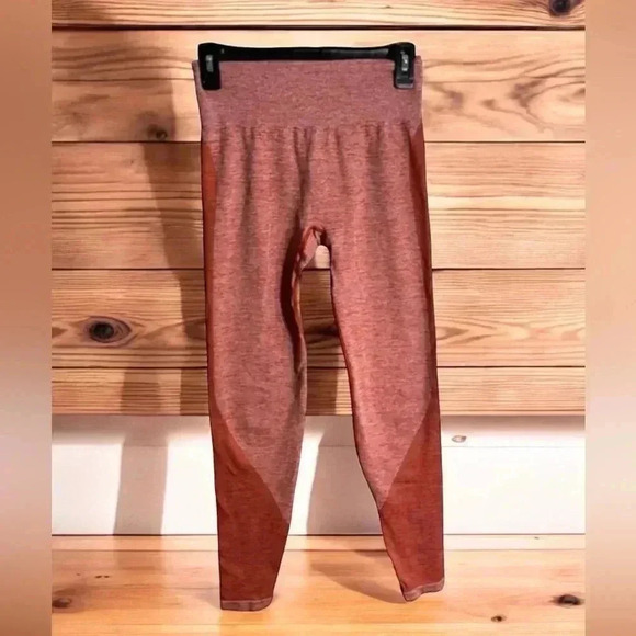 Victoria’s Secret Pink Women's Size Small Salmon Colored Seamless Leggings - Picture 1 of 4